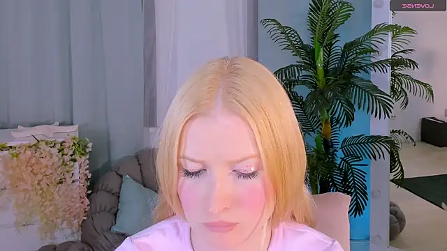 Snapshot of Laly_Peach chatting on October 6, 4:45 pm Laly Peach online show from October 6, 4:45 pm