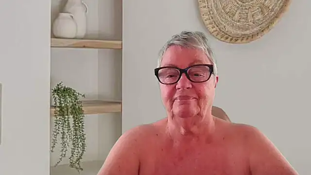 GrannyChrissy68 online show from May 27, 12:46 pm