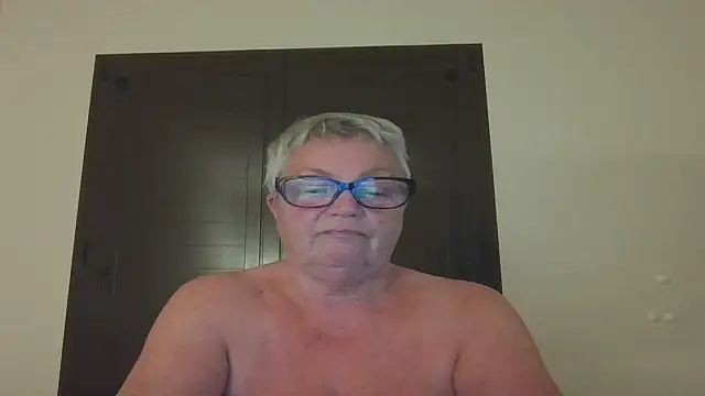 GrannyChrissy68 online show from October 3, 10:04 pm