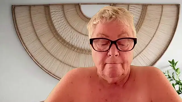 GrannyChrissy68 online show from April 13, 1:12 pm