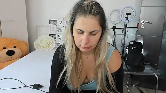 Snapshot of sweetemy4u chatting on September 19, 9:52 am sweetemy4u online show from September 19, 9:52 am