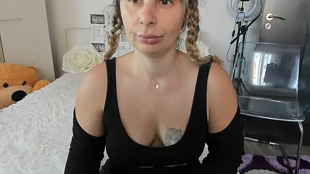 Snapshot of sweetemy4u chatting on October 29, 8:18 am sweetemy4u online show from October 29, 8:18 am