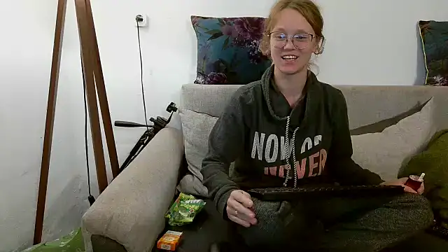 little-leni online show from October 1, 8:14 pm