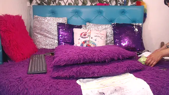 SARAWILLS online show from February 9, 1:57 pm