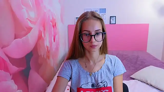 Snapshot of AliceAdams chatting on October 6, 8:53 am AliceAdams online show from October 6, 8:53 am