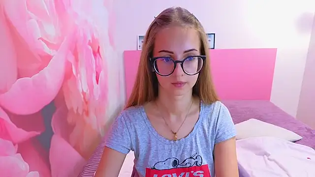 Snapshot of AliceAdams chatting on October 9, 6:39 am AliceAdams online show from October 9, 6:39 am