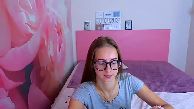 Snapshot of AliceAdams chatting on October 22, 6:40 am AliceAdams online show from October 22, 6:40 am