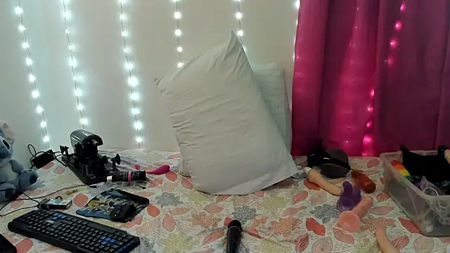 Snapshot of elise_mouris chatting on October 3, 7:13 am elise mouris online show from October 3, 7:13 am