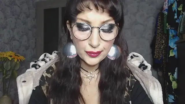 Snapshot of Aziza1 chatting on October 5, 4:34 pm Aziza1 online show from October 5, 4:34 pm