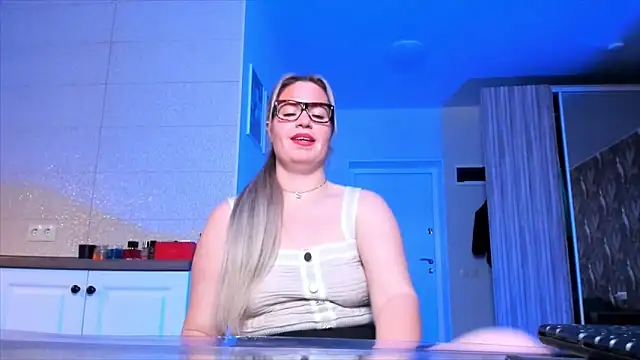 Snapshot of HotTiffani chatting on October 18, 9:45 am HotTiffani online show from October 18, 9:45 am