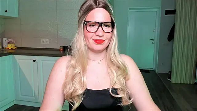 Snapshot of HotTiffani chatting on October 4, 1:06 pm HotTiffani online show from October 4, 1:06 pm