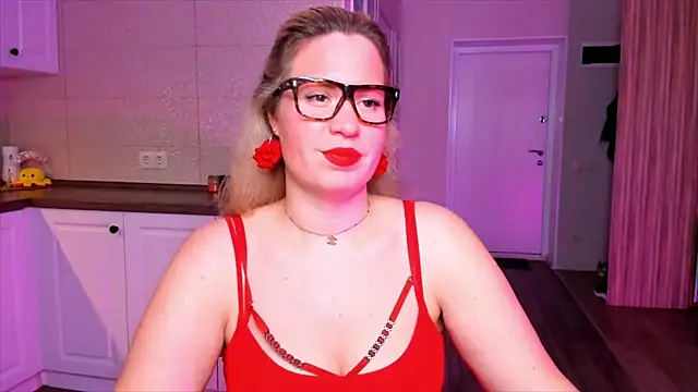 Snapshot of HotTiffani chatting on October 6, 7:03 am HotTiffani online show from October 6, 7:03 am