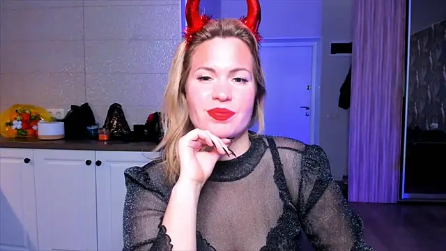 Snapshot of HotTiffani chatting on October 31, 9:46 am HotTiffani online show from October 31, 9:46 am