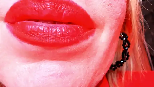 Snapshot of HotTiffani chatting on November 1, 9:57 am HotTiffani online show from November 1, 9:57 am