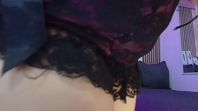 Snapshot of JuliRamirez chatting on October 17, 12:52 pm JuliRamirez online show from October 17, 12:52 pm