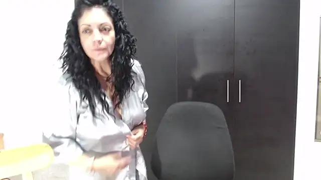 Snapshot of mijal_queen chatting on October 31, 4:14 am mijal queen online show from October 31, 4:14 am