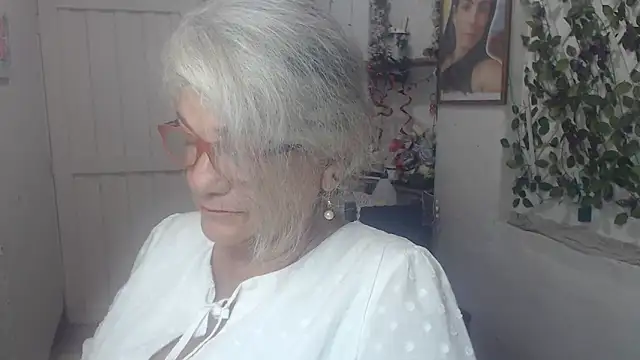 Snapshot of FunnyGrandma chatting on October 29, 3:44 am FunnyGrandma online show from October 29, 3:44 am