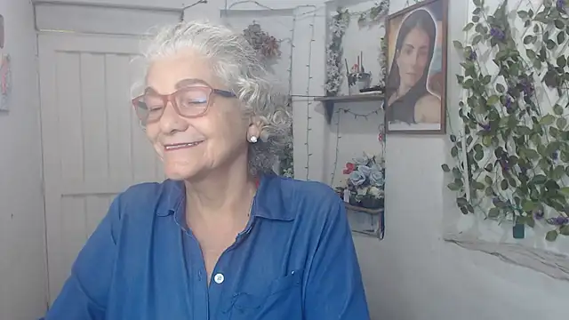 Snapshot of FunnyGrandma chatting on October 13, 11:18 pm FunnyGrandma online show from October 13, 11:18 pm
