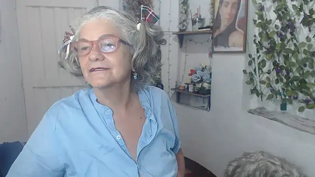 Snapshot of FunnyGrandma chatting on October 10, 12:37 am FunnyGrandma online show from October 10, 12:37 am