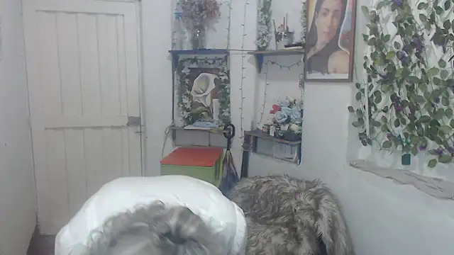 Snapshot of FunnyGrandma chatting on October 18, 2:36 am FunnyGrandma online show from October 18, 2:36 am