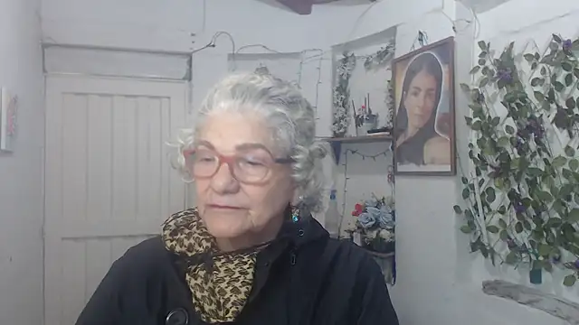 Snapshot of FunnyGrandma chatting on October 5, 3:22 am FunnyGrandma online show from October 5, 3:22 am