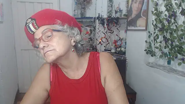 Snapshot of FunnyGrandma chatting on October 25, 3:03 am FunnyGrandma online show from October 25, 3:03 am