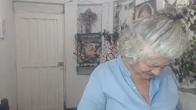 Snapshot of FunnyGrandma chatting on October 22, 2:27 am FunnyGrandma online show from October 22, 2:27 am