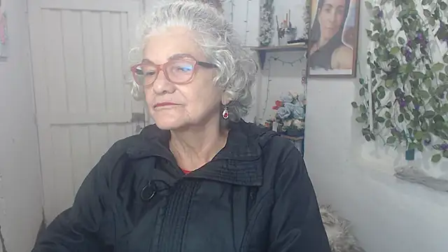 Snapshot of FunnyGrandma chatting on October 16, 2:14 am FunnyGrandma online show from October 16, 2:14 am