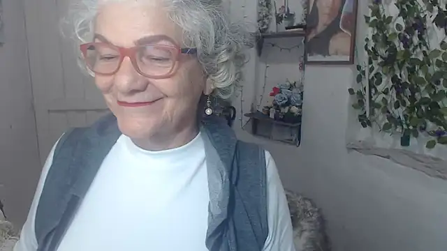 Snapshot of FunnyGrandma chatting on October 15, 1:08 am FunnyGrandma online show from October 15, 1:08 am