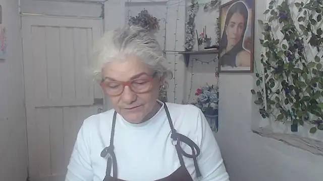Snapshot of FunnyGrandma chatting on October 12, 10:12 pm FunnyGrandma online show from October 12, 10:12 pm
