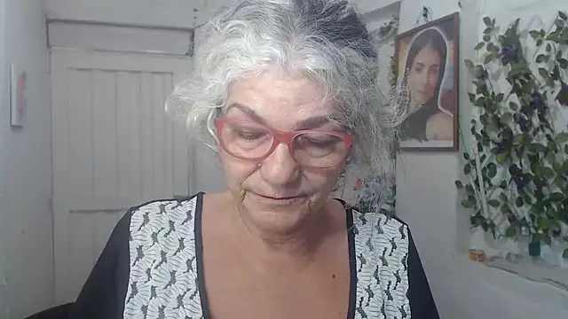 Snapshot of FunnyGrandma chatting on October 1, 12:15 am FunnyGrandma online show from October 1, 12:15 am