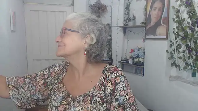 Snapshot of FunnyGrandma chatting on September 18, 1:26 am FunnyGrandma online show from September 18, 1:26 am