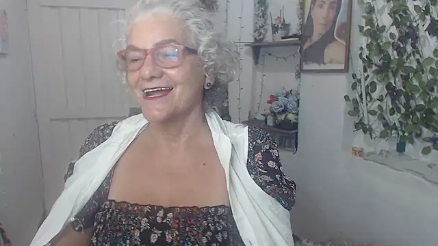 Snapshot of FunnyGrandma chatting on October 2, 12:59 am FunnyGrandma online show from October 2, 12:59 am