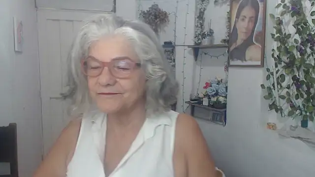 Snapshot of FunnyGrandma chatting on September 20, 4:00 am FunnyGrandma online show from September 20, 4:00 am