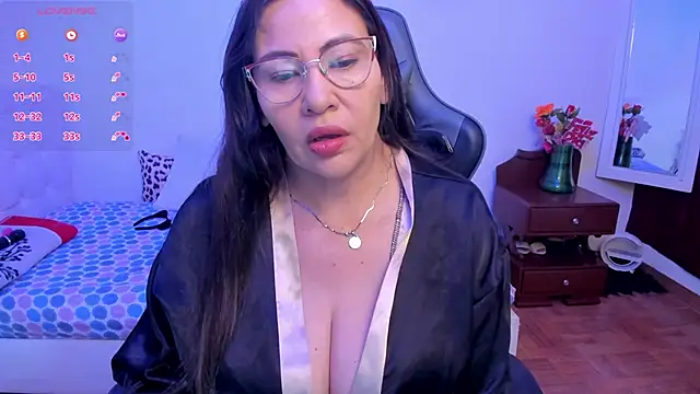 Snapshot of esmeralda_milf chatting on October 12, 8:11 pm esmeralda milf online show from October 12, 8:11 pm