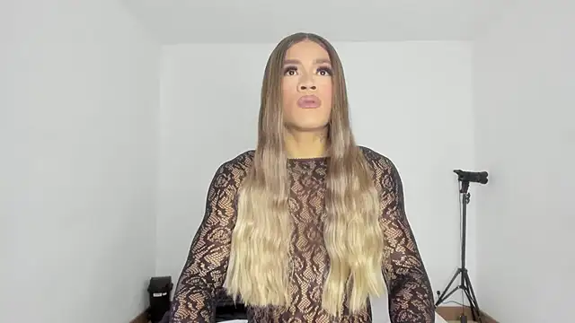 SARA TS FOX online show from October 22, 8:36 pm