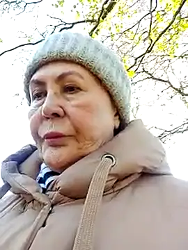 Hottie-Mom online show from November 15, 11:55 am