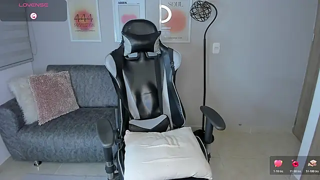 ashley 23  online show from March 6, 3:56 am