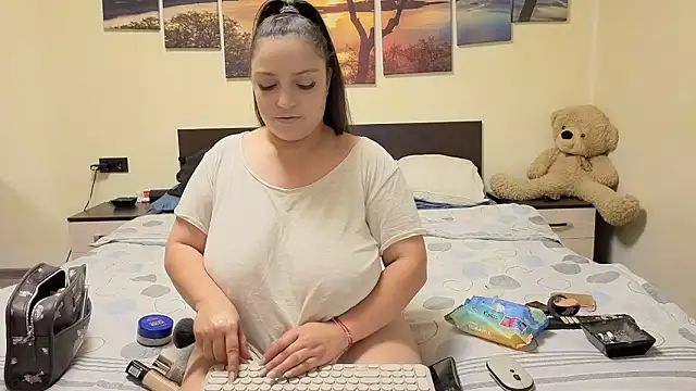 adelline online show from March 14, 10:00 pm