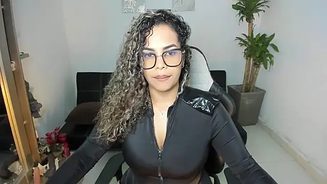 Snapshot of alyssannVhm chatting on October 24, 2:29 am alyssannVhm online show from October 24, 2:29 am