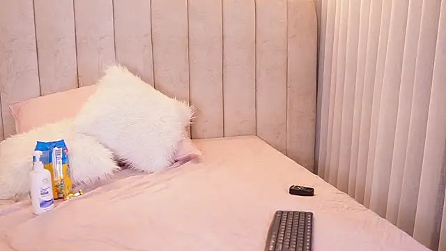 emyli sw  online show from December 16, 3:23 am