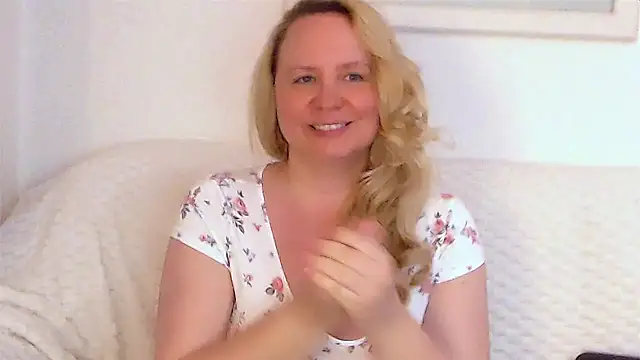 Snapshot of Sarah4you chatting on October 1, 9:20 pm Sarah4you online show from October 1, 9:20 pm