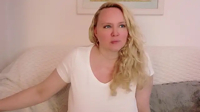 Snapshot of Sarah4you chatting on October 28, 5:52 pm Sarah4you online show from October 28, 5:52 pm