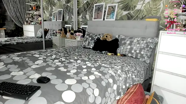 Snapshot of Aurora108 chatting on October 23, 11:33 pm Aurora108 online show from October 23, 11:33 pm