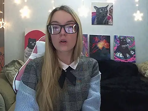 SecretSophia online show from October 4, 9:30 pm