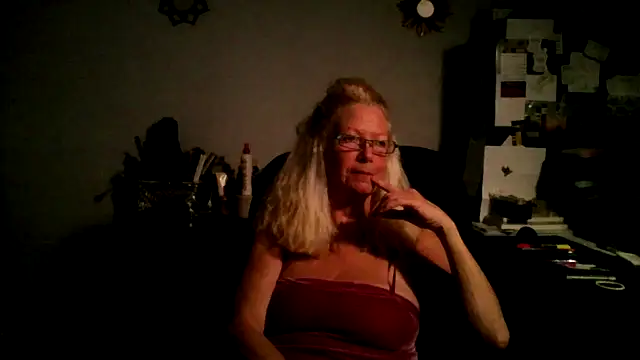 Snapshot of XTRAHORNYONE chatting on October 7, 3:33 am XTRAHORNYONE online show from October 7, 3:33 am