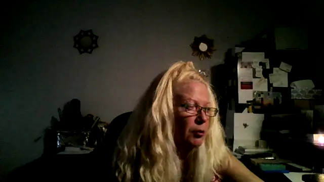 Snapshot of XTRAHORNYONE chatting on October 6, 1:11 am XTRAHORNYONE online show from October 6, 1:11 am