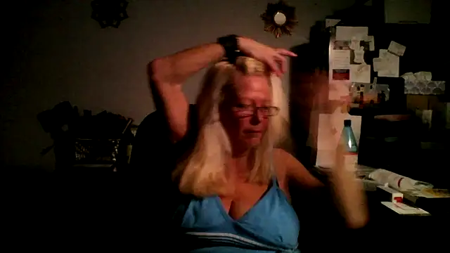 Snapshot of XTRAHORNYONE chatting on October 3, 1:43 am XTRAHORNYONE online show from October 3, 1:43 am