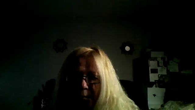 Snapshot of XTRAHORNYONE chatting on October 5, 1:10 am XTRAHORNYONE online show from October 5, 1:10 am