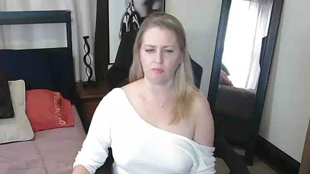 HollieBim online show from January 8, 5:17 pm